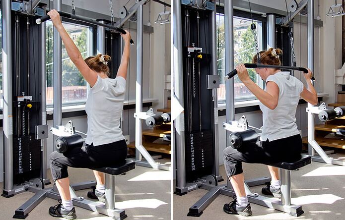 Tirare il blocco dietro la schiena sul simulatore aiuta ad allenare il latissimus dorsi
